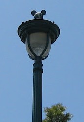 File:Lamppost-mickey.jpg